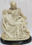 Grande e pesada Escultura da Pietá em resina Italiana patinada sobre base de Madeira . Dedos da mão esquerda quebrados. Alt. 41cm