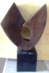 BRUNO GIORGI - " Forma " , escultura em bronze apoiada sobre base em madeira com laca negra, assinada. Med.: 32 cm