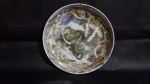 Prato ornamental de coleção em porcelana policromada pintada a mão, já com suporte para pendurar na parede.