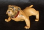 Escultura em porcelana representando a figura de um bulldog na med. 9x18 cm em perfeito estado