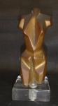 Escultura em bronze representando corpo feminino, sobre base de acrílico.14 cm