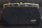 Antiga bolsa preta revestida de rede material sintético com fecho em metal dourado com seu interior aveludado da Pier Giorgio. Med. 28cm x 16,5cm.
