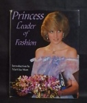 Livro Princess Leader of Fashion, Edição de 1983, Design e Produção de Ted Smart e David Gibbon. Livro ricamente textualizado e farta inserção fotográfica.