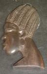 Talha em madeira nobre formato de Princesa Africana. Med. 18cm