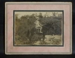 Fotografia antiga de menina montada no cavalo. Med. 12 cm x 17cm