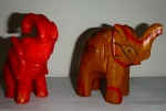 Duas (2) esculturas de elefante sendo uma em Resina Italiana e Outra em Madeira policromada com motivos florais e envernizada. Med. 10cm x 10 cm e 9cm x 11cm