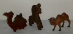 Lote com 3(três) peças, sendo 1 cavalo de Pedra Dura com bicado e uma das pernas colada, 1 (um) Dromedário de resina sentado e um(1) camelo de plástico. Alt. do maior 13cm