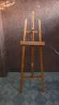 Cavalete para pintura em madeira em bom estado. Alt.1,75cm