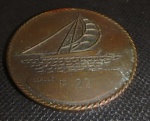 Grande Medalha ao centro com barco em alto relevo inscrito Classe R22. Verso gravada a descrição 1.ª Regata Tonico Ribeiro, Rio de Janeiro 1982. Diam 60mm