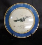 Antigo prato francês de coleção elaborado em metal laqueado, com estampa do Concorde e sua descrição. Diam. 20cm