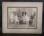 Foto antiga de família do Sul do Brasil. Med. 19 x 24,5cm