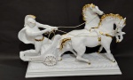 Magnífica escultura com cena de cavaleiro romano em biga com cavalos em porcelana européia, em porce