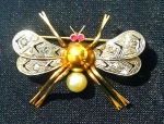 JOIA MARAVILHOSO E BELO BROCHE LIBELOLA  EM  OURO BRANCO E AMARELO 18K RUBIS PEROLA BRILHANTINHOS ME