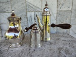 CARDIFF : Conjunto para  chá e café em metal branco , estilo medieval  com alças em madeira contendo bule de café , bule de chá e açucareiro. Medidas 24 cm , 18 cm e 13 cm.