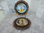 Dois quadros decorativos dos anos 60 apresentando borboletas diversas . Molduras com pedras brasileiras. Diâmetro 21 cm