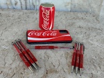 Brindes da COCA-COLA ; capa para celular , massageador para as mãos simulando LATA  e sete canetas.