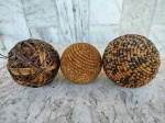 Tres esferas forradas com sementes diversas ,originárias do Norte do Brasil . Circunferências  35 , 32 e 29 cm