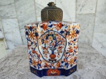 Grande POTE com decoração simulando IMARI , forma hexagonal . Marca de procedencia na base.  Tampa em metal. 17 cm x 12 cm x 24 cm.