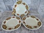 Tres PRATOS para bolo de origem inglesa  , com marca WOOD'S IVORY WARE . Medida 18 cm