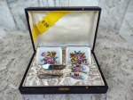 Gracioso conjunto em porcelana - dois pratinhos com duas facas , todos com pintura de ramos de rosas . No estojo original .