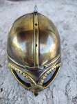 Escultura em BRONZE no formato  de capacete  medieval. 10 cm , 13 cm e 9 cm.