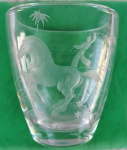 Muito bom VASO de origem SUECA , lavrado com cena de cavalo. ASSINADO .13cm x 10 cm x 14 cm .