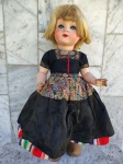 Antiga boneca HOLANDESA , rosto em material antigo com olhos de vidro que se mexem . Med 60 cm