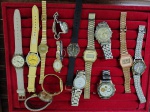 Lote com 14 (quatorze ) relógios de pulso de diversos modelos e marcas . Funcionamento não testado , entre outros SWATCH , CASIO, FERRARI e Orient.