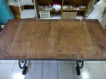 Mesa com pés em ferro  e tampo em madeira . Apresenta alguns descascados na madeira. . 166 x 78 cm.