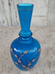 VASO em murano opalinado no tom azul forte com aplicação de guirlandas de flores em alto relevo. Mede 20 cm.