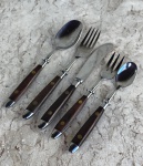 Talheres da marca ELMO com 20 peças constando 4 (quatro ) facas , 4 (  quatro ) garfos  , 4 (quatro ) colheres de sopa e 4 ( quatro ) colheres de sobremesa . Todas as peças com cabos de madeira em jacarandá fabricadas em 1980.