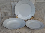 Porcelana BEATRIZ  conjunto de seis pratos rasos , seis pratos fundos e seis de sobremesa . Brancos filetados com prata - perfeitos .