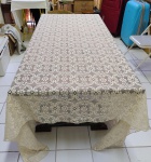 Duas toalhas  para mesa  uma na cor  bege  e outra na cor marfim. Medidas 240cm x 235 cm e 3,00 x 2,18 cm  sem manchas.