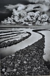 SEBASTIÃO SALGADO (1944 - 2025) - "Ilhas Anavilhanas - 2009". Protegido em plástico rígido transparente. Possui certificado de autenticidade.  Medindo: 19, 8 x 29,7 cm.