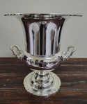 Wine Cooler em metal espessurado a prata , no estilo MEDICE . Diâmetro 25 cm e altura 28 cm.