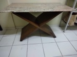 Mesa de APRESENTAÇÃO com pés que se cruzam em madeira de lei que sustentam maravilhoso tampo em mármore de ótima qualidade . Medidas : 116 x 61 cm e altura 70 cm