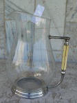 Linda JARRA para água ou suco em vidro transparente  e  alças em marfim. Altura 23 cm.