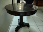 Móvel : mesa auxiliar  em madeira maçiça  , tampo redondo com base em forma de cone sobre pequenas esferas . Década de 50 . Mede 70 cm de altura e o tampo 70 cm de diâmetro.