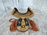 Capacete e gola de Samurai em resina e metal 30 cm e 13 cm.