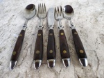 Talheres da marca ELMO com 20 peças constando 4 (quatro ) facas , 4 (  quatro ) garfos  , 4 (quatro ) colheres de sopa e 4 ( quatro ) colheres de sobremesa . Todas as peças com cabos de madeira em jacarandá fabricadas em 1980.