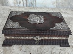 CAIXA PORTA JÓIAS em madeira de jacarandá com tremidos  , 4 (quatro ) pezinhos estilo portugues , com chave e aplicaçoes de PRATA . Forrada com veludo vermelho e com acabamentos com  cordoes internos. Mede 18 x 26 cm.