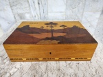Caixa porta jóia em madeira brasileira com trabalhos de  marcheterie , representando paisagem  de Araucárias no Paraná. Forrada internamente de cetim vermelho. Mede 28 cm x 8 cm x 18 cm