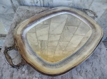 Bandeja clássica da marca EBERLE para banquete  de prata 90 com duas alcas laterais ricamente trabalhadas  com design  classico acompanhando a sofisticação da bandeja. Mede 60 x 38 cm.