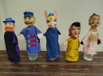 Cinco MARIONETES  em borracha  representando personagens infantis medindo 28 a 36 cm.