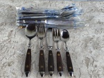 Talheres da marca ELMO com 20 peças constando 4 (quatro ) facas , 4 (  quatro ) garfos  , 4 (quatro ) colheres de sopa e 4 ( quatro ) colheres de sobremesa . Todas as peças com cabos de madeira em jacarandá fabricadas em 1980.