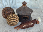 Quatro peças de origem do Norte do Pais , incluindo uma escultura antiga de OCA INDÍGENA com 14 cm de altura enfeite 12 cm e esferas de 27 e 32 cm.