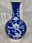 VASO ORIENTAL em porcelana no tom azul forte com decoração vitrificada de flores de laranjeiras . Altura 33 cm . Marca de procedência na base .