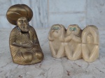 Duas esculturas sendo uma em bronze representando figura de  Hiindu  e outra em resina dos tres macaquinhos "não falo, não escuto e não vejo " Medidas  11 cm e 6 x 8 cm