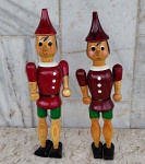 Dois  PINOQUIOS em madeira ambos articulados . medem  23 cm .