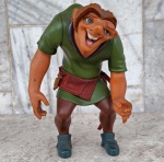 Boneco antigo - QUASIMODO - protagonista  de " O Corcunda de Notre Dame " . Ele é conhecido pela sua deformidades física e por ser sineiro da Catedral de Notre Dame . Quasimodo é um símbolo de coragem e bondade , apesar de sua aparência. Emborrachado mede 33 cm.